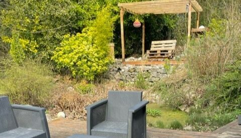 L'enclos de Lorette et sa terrasse avec vue sur le patio