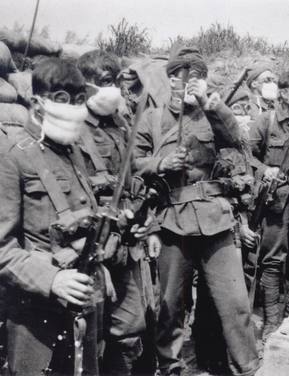 Photo de soldats dans les tranchées armes à la main