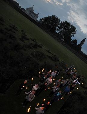 Retraite aux flambeaux à la nécropole de Notre Dame de Lorette commémoration