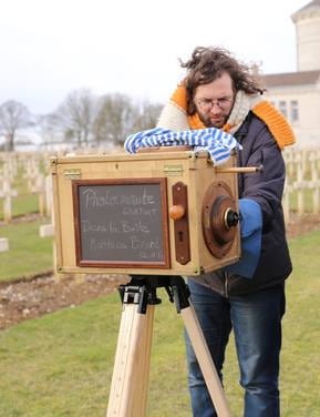 Photographe utilisant un sténopé