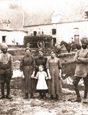 Photo d'une famille en négatif datant de la seconde guerre mondiale