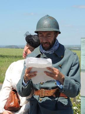 Reconstitution soldat lisant une lettre envoyé du front