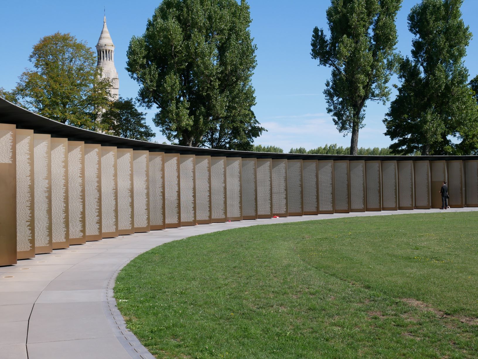 Anneau de la mémoire avec tour lanterne au fond Anneau de la mémoire avec tour lanterne au fond - Mémorial 14-18 Notre-Dame de Lorette