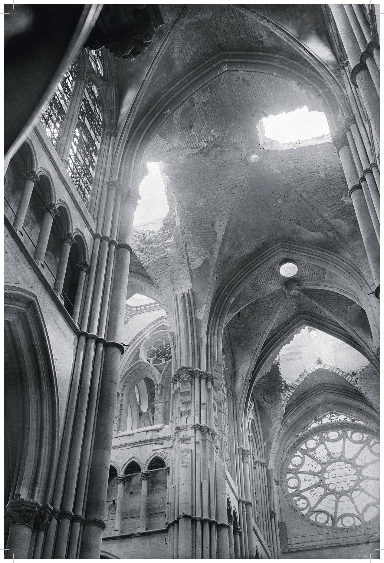 Les voûtes de la Cathédrale de Reims trouées par les obus, juillet 1917©ECPAD
