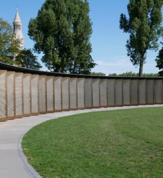 Anneau de la mémoire avec tour lanterne au fond - Mémorial 14-18 Notre-Dame de Lorette