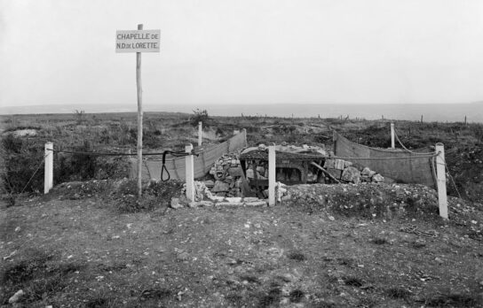 Notre-Dame-de-Lorette (Pas-de-Calais). Vestiges de la chapelle sur son emplacement. © Paul Queste – ECPAD, SPA 116 B 6150